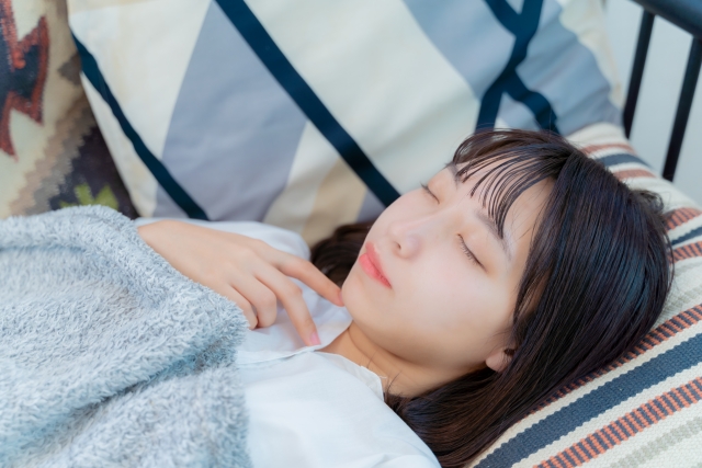 寝ている女性