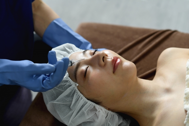 ボトックスを受ける女性